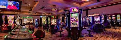 Pengguna membaca deposit dari ponsel